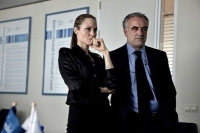 Angelina Jolie y el fiscal Luis Moreno Ocampo recorren las instalaciones de la Corte Penal Internacional de La Haya